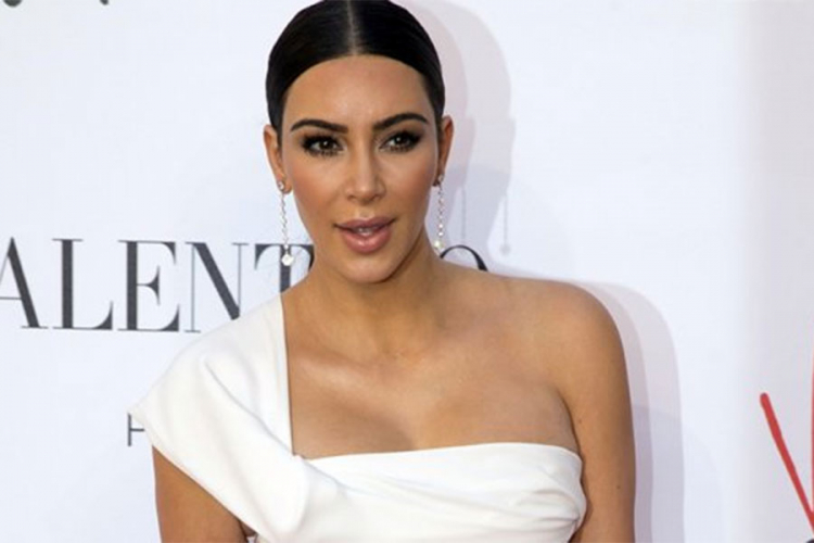 Kim Kardašijan na sebi ima samo prah