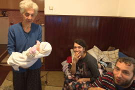Mladi roditelji sa bebom na ivici gladi