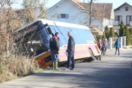 Sudar u Banjaluci, autobus završio u kanalu