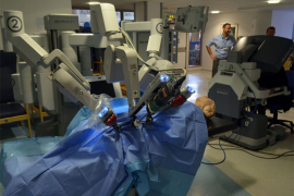 Roboti će operisati ljude od 2053.