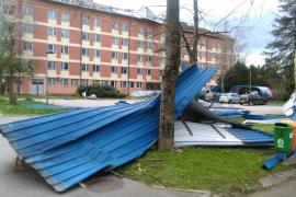 Banjaluku poharalo nevrijeme: Vjetar rušio stabla, padali krovovi ...