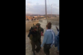 Dvije palestinske maloljetnice i žena snimljene kako udaraju izraelske ...