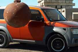 Kugla od četiri tone uništila auto