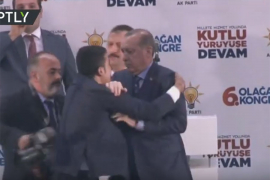 Pokušao zagrliti Erdoana, obezbjeđenje sporo reagovalo