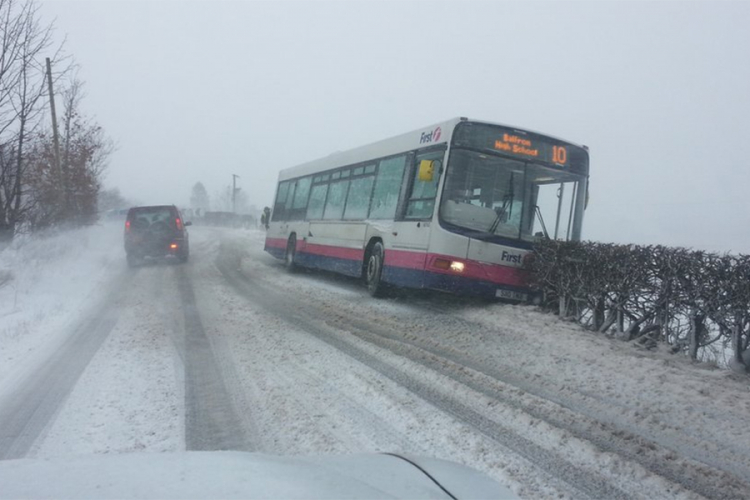 Preporuka za korištenje lanaca, kod Olova se popriječili autobus i kamion