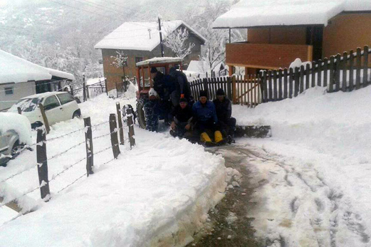 Improvizovanom grtalicom očistili lokalni put