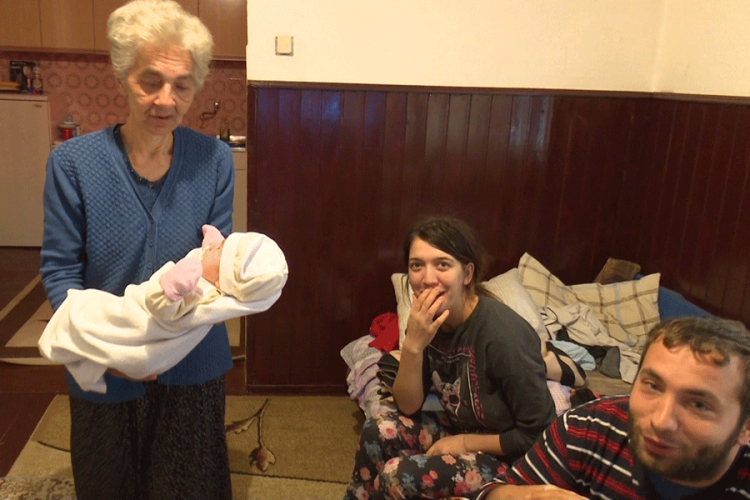 Mladi roditelji sa bebom na ivici gladi