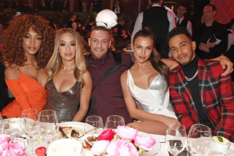 Ruskinja oduzimala dah, Hamilton i MekGregor u društvu ljepotica