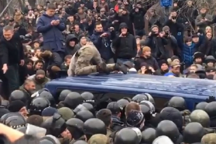 Sakašvilija iz policijskog kombija oslobodile njegove pristalice