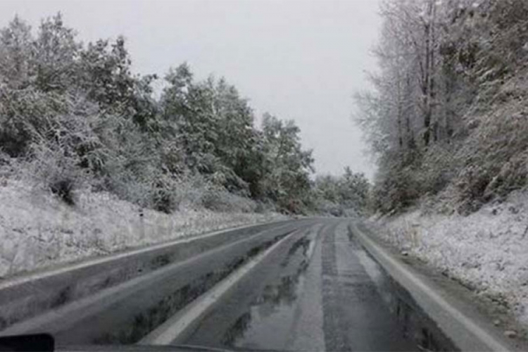 Vozači oprez, klizavi kolovozi u Semberiji