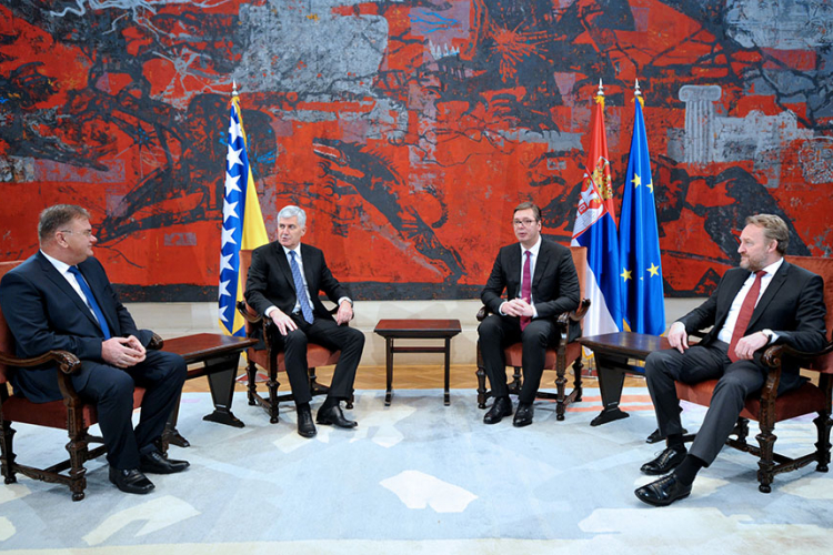U toku sastanak Vučića sa članovima Predsjedništva BiH