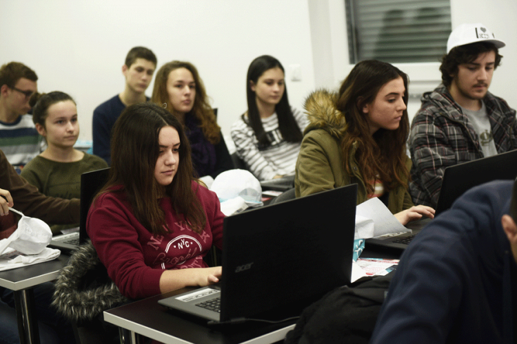 Besplatan "Sat kodiranja" u Banjaluci: Učenici programirali robote iz "Star Warsa"