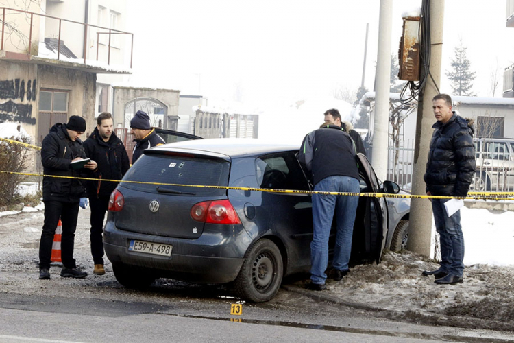 U zaštitara na benzinskoj pumpi uperili pištolj pa pucali u policiju
