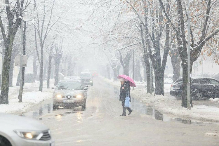 Banjalučani spremno dočekali snijeg, najmlađi uživaju u zimskim radostima