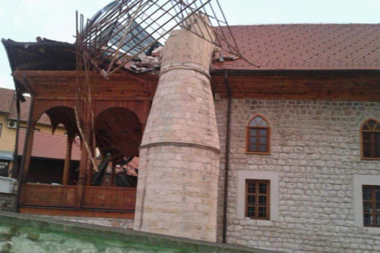Vjetar srušio minaret na džamiji u Tešnju