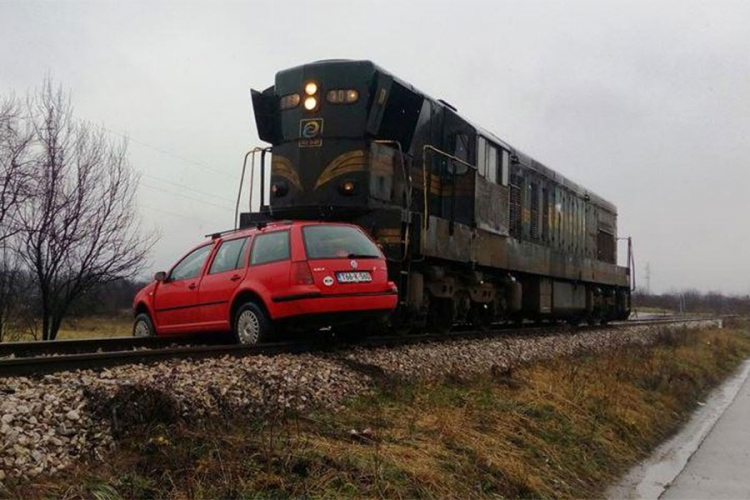 Vozač golfa teško povrijeđen u sudaru sa vozom