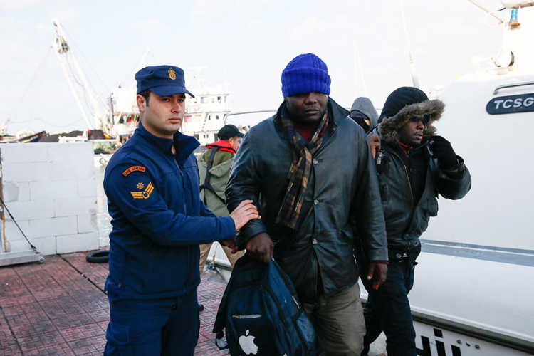 Spašavanje migranata sa stijena u Egejskom moru
