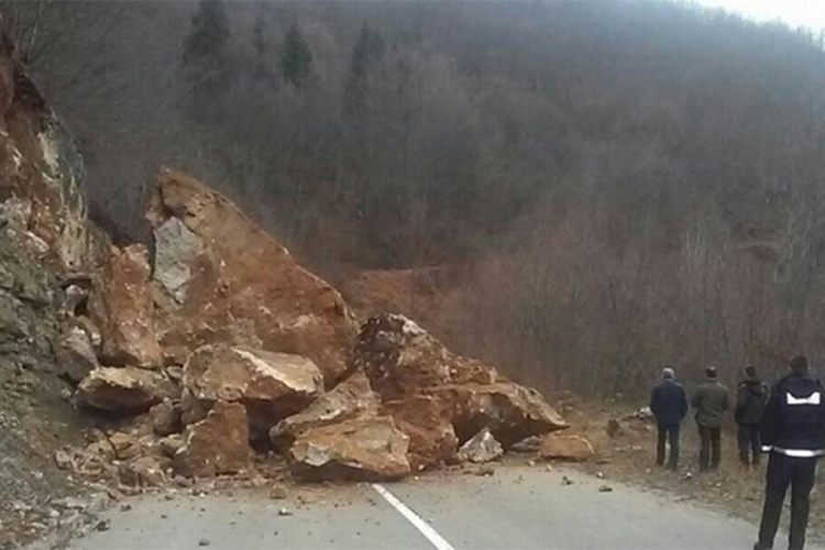Obustavljen saobraćaj na putu Kneževo-Turbe