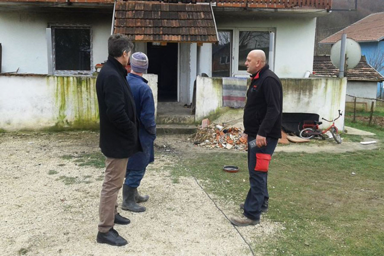 Pomoć za porodicu Dedić: Dobri ljudi obnavljaju izgorjelu kuću