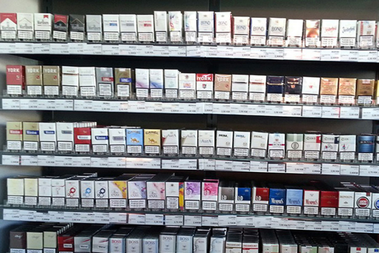 Vic dana: Plavuša i cigarete