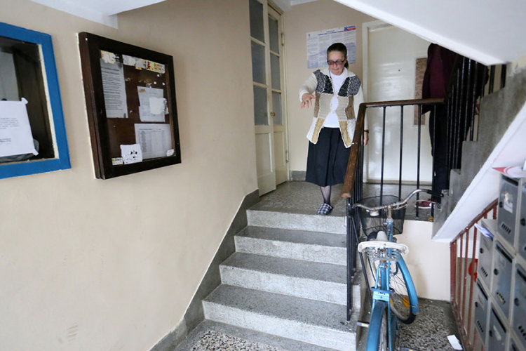 Banjalučanka godinama ne izlazi iz stana zbog četiri stepenice