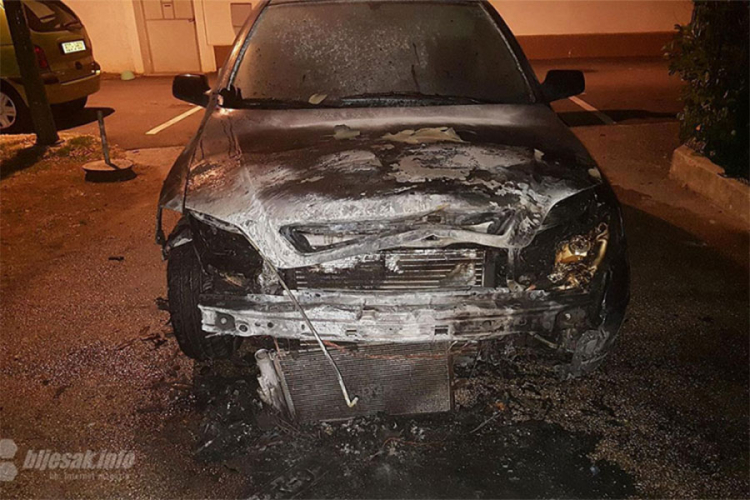 Imamu zapalili auto u blizini džamije