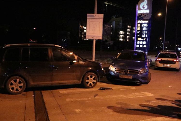 Automobil sletio s ceste i završio na pumpi, povrijeđene dvije osobe