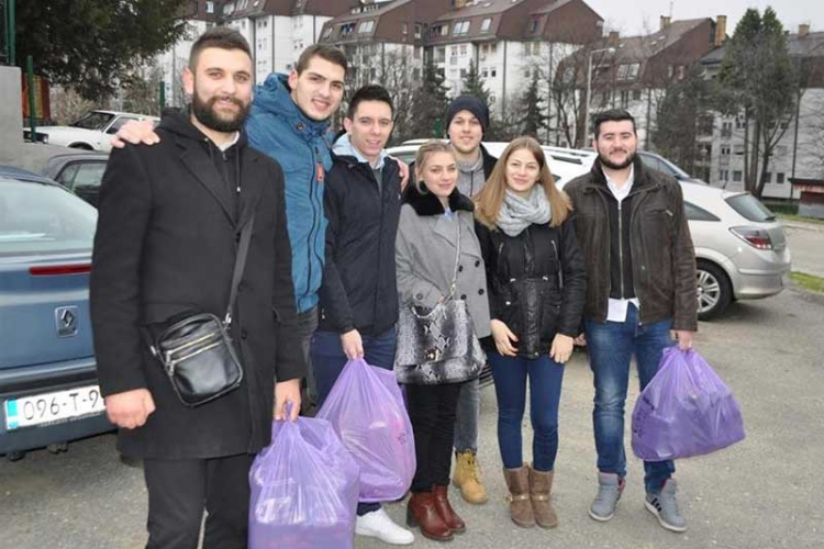 Mladi SNSD-a uručili donaciju štićenicima Doma Rada Vranješević