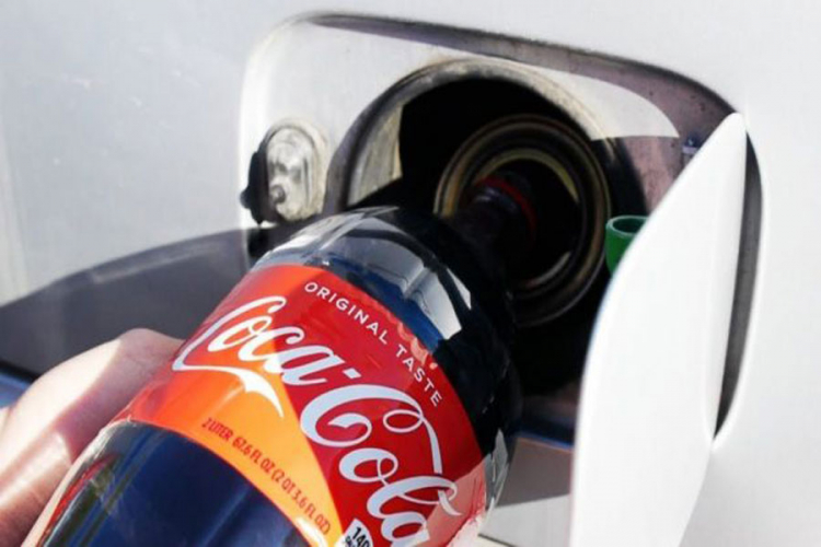 Ne igrajte se: Šta se desi kad Coca-Colu sipate u rezervoar auta?