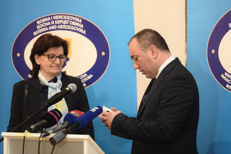 Igor Crnadak uručio diplomatski pasoš Snježani Gajić