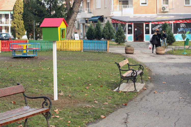 U parku i šetalištu postavljene kućice za knjige