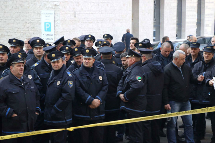Stotine policajaca podnijelo vanredne zahtjeve za penzionisanje