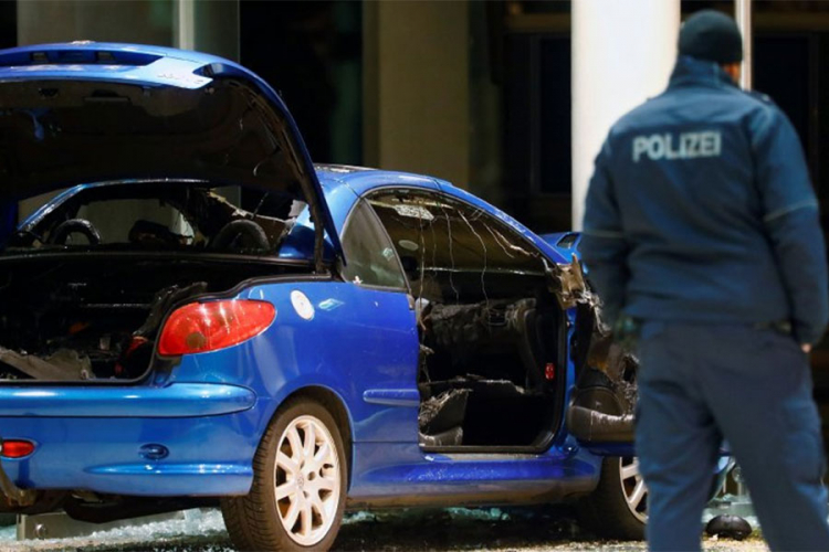Muškarac se zaletio kolima u sjedište SPD