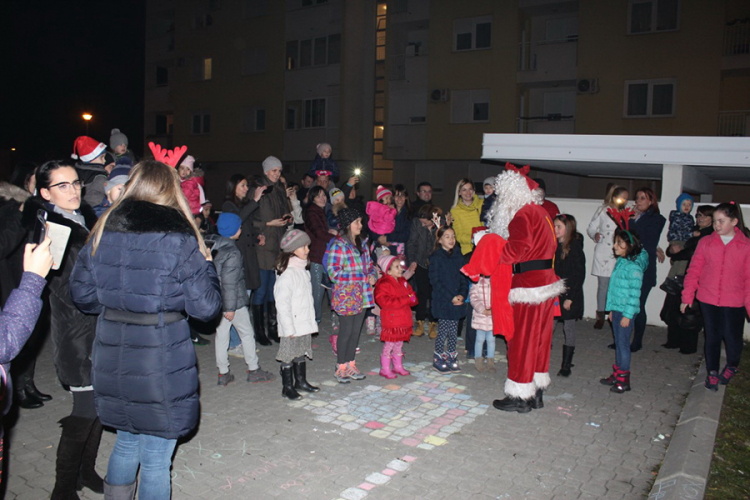 Mještani Lazareva mališanima doveli Djeda Mraza