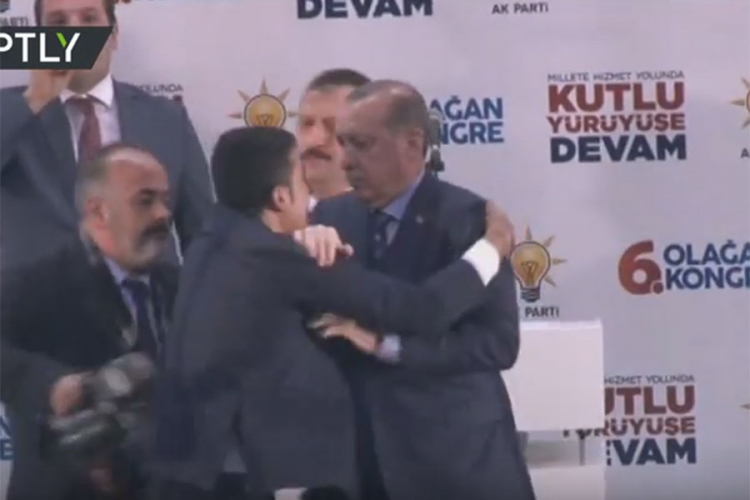 Pokušao zagrliti Erdoana, obezbjeđenje sporo reagovalo
