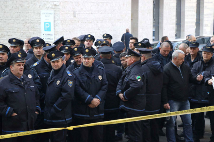Postignut dogovor Vlade FBiH i sindikata policije; Protesta neće biti