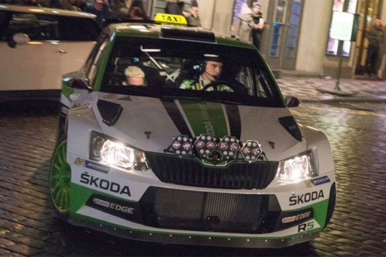 Neobičan taksi automobil vozio putnike u Pragu