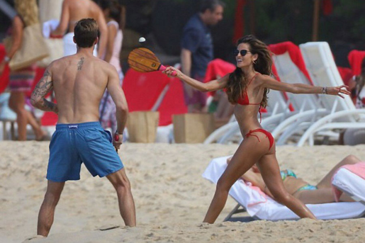 Fudbaler sa „anđelom“ na plaži u Brazilu