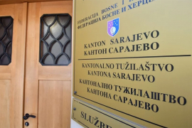 Žena koja je ostavila bebu u kontejneru puštena na slobodu