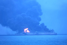 Gori naftni tanker, mogao bi da eksplodira