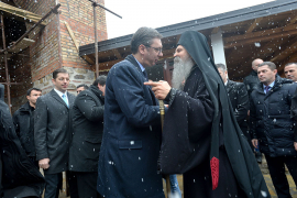 Vučić stigao u Banjsku, dočekao ga veliki broj građana
