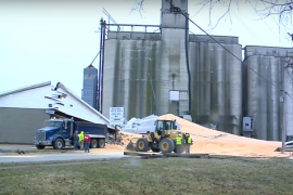 Srušio se silos u SAD-u, kukuruz zatrpao put