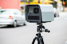 Vozač izašao iz auta i bacio mobilni radar preko zaštitne ograde