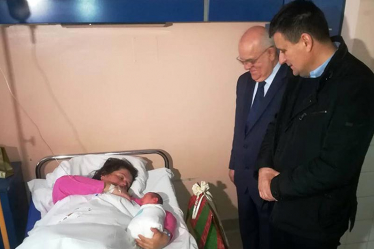 Dodik darivao zlatnik prvorođenoj bebi