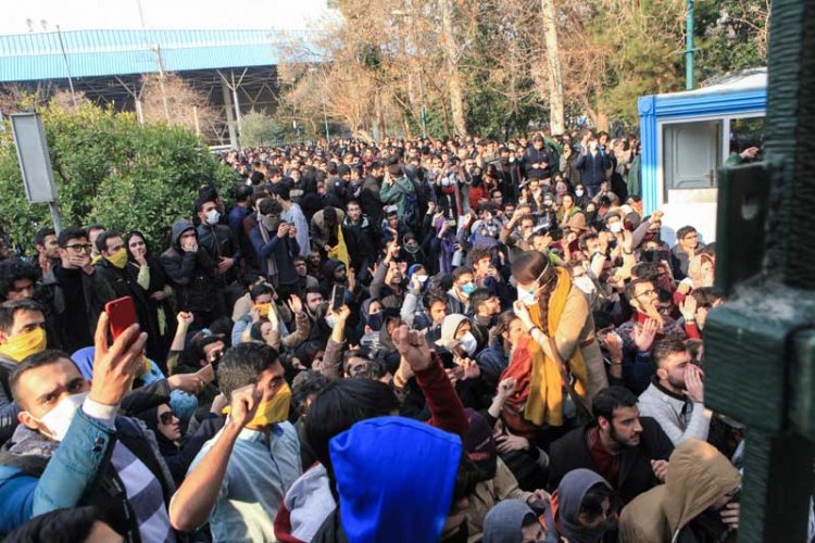 Iran pred pucanjem: Desetine mrtvih u protestima