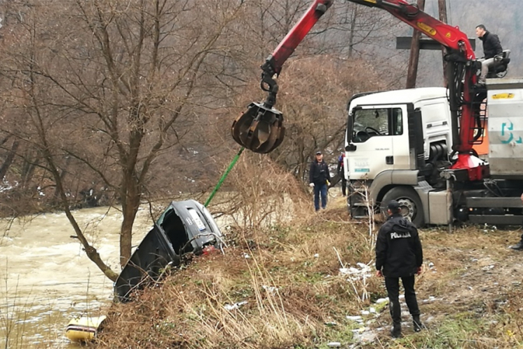 Tri lica lakše povrijeđena nakon slijetanja auta u rijeku