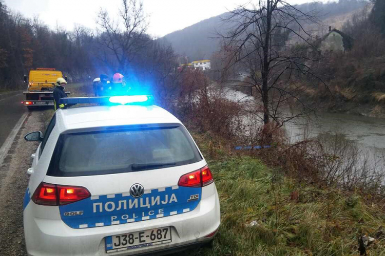 Policajci za noć iz rijeka izvukli pet osoba