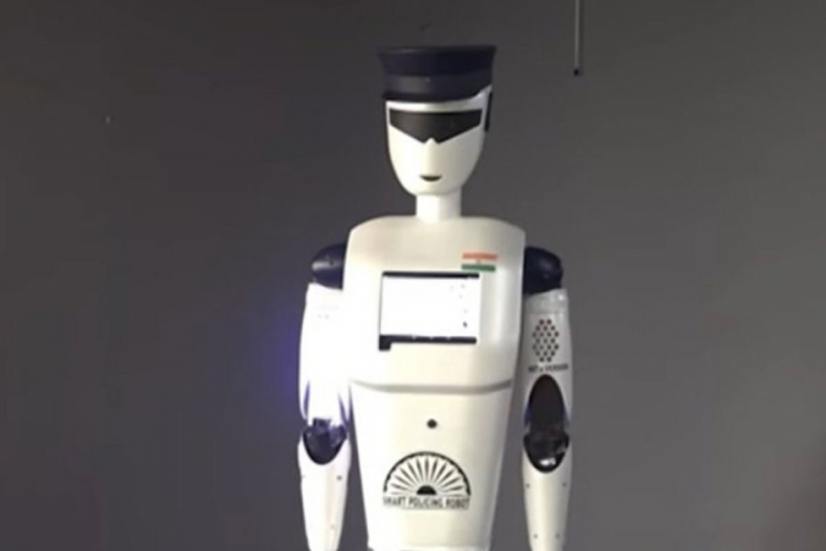 Pravi "robocop" na ulicama Indije
