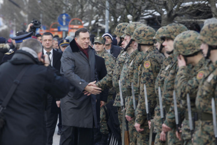 Dodik: Spreman sam da u defileu Treći RS puk stavim na prvo mjesto