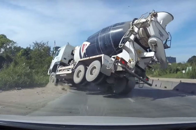 Kamion miješalica umalo da samelje kolonu automobila